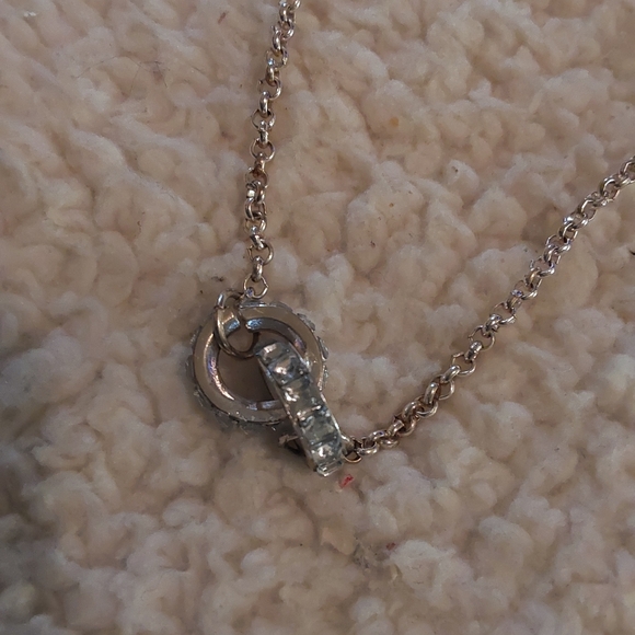 🌺 Vintage Silver-Toned Double Rings on Chain - Picture 4 of 5